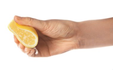 Genç kadın beyaz zemin üzerine limon sıkarak