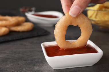 Soğan halkası kase masada sıcak biber sosu içine daldırma kadın