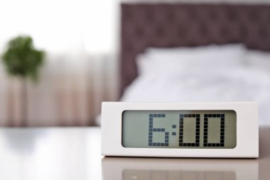 Dijital çalar saat tablo yatak odasında. Kalkma zamanı
