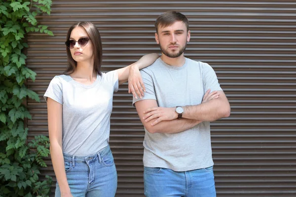 Pareja Joven Con Camisetas Grises Cerca Pared Calle — Foto de Stock