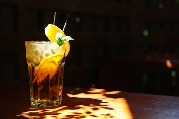 Glas Läcker Cocktail Med Bordet Mörker — Stockfoto