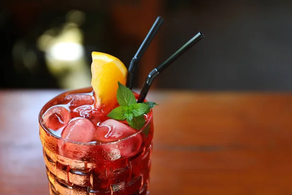 Verre Délicieux Cocktail Avec Glace Sur Table Gros Plan — Photo