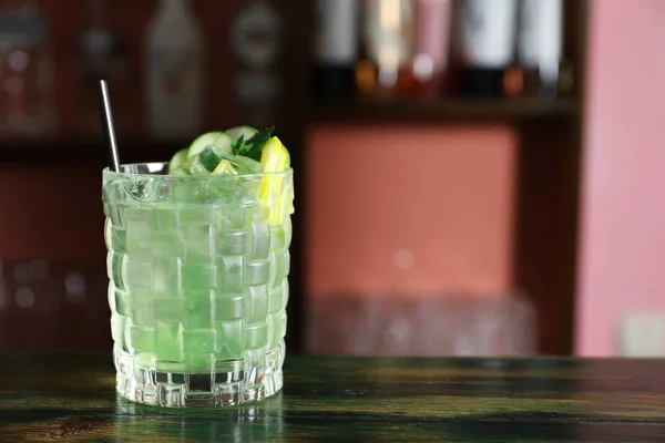 Glas Läcker Cocktail Med Bordet Bar — Stockfoto