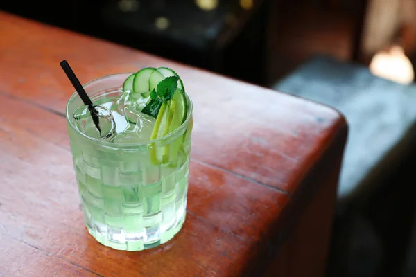 Bicchiere Delizioso Cocktail Con Ghiaccio Sul Tavolo Nel Bar — Foto Stock