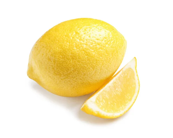 Beyaz Arka Plan Üzerinde Olgunlaşmış Bütün Dilimlenmiş Limon — Stok fotoğraf