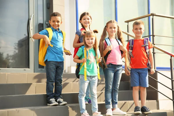 Leuke Lieve Kinderen Met Rugzakken Buitenshuis Basisschool — Stockfoto