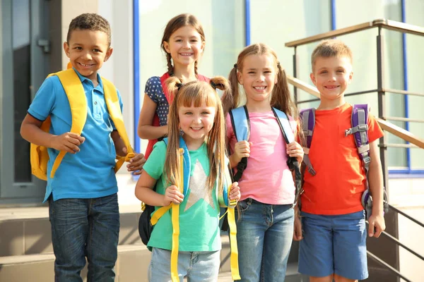 Leuke Lieve Kinderen Met Rugzakken Buitenshuis Basisschool — Stockfoto