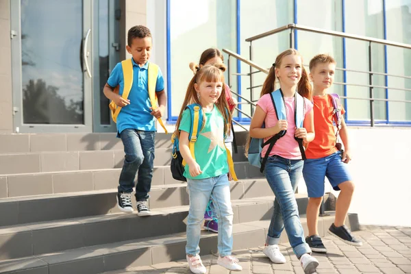 Leuke Lieve Kinderen Met Rugzakken Buitenshuis Basisschool — Stockfoto