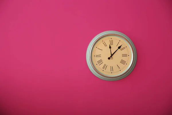 色壁のスタイリッシュな時計 時間の概念 — ストック写真