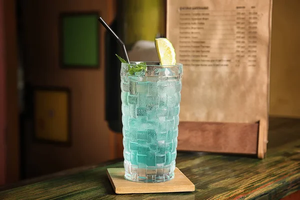 Bicchiere Con Delizioso Cocktail Cubetti Ghiaccio Sul Bancone Nel Bar — Foto Stock