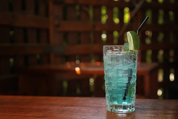 Glas Med Läcker Cocktail Och Kuber Räknaren Bar — Stockfoto
