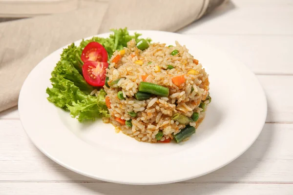 Piring Dengan Nasi Rebus Dan Sayuran Yang Lezat Atas Meja — Stok Foto