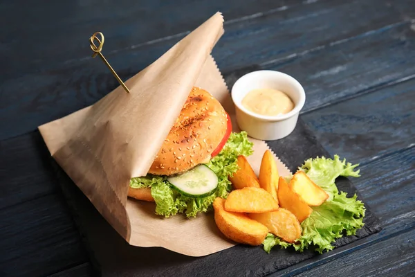 Hambúrguer Saboroso Batatas Fritas Servidas Prato Ardósia — Fotografia de Stock