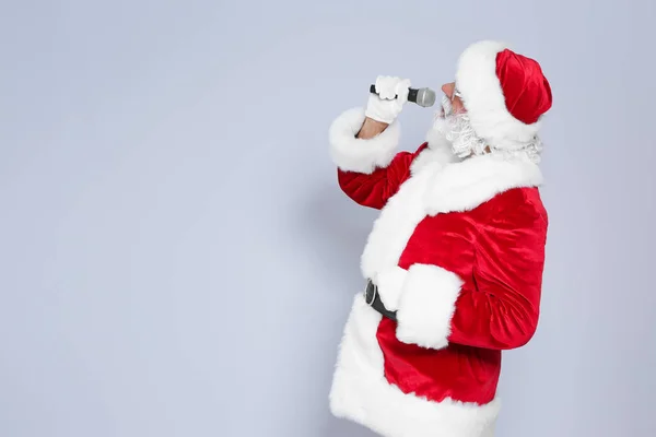 Santa Claus Śpiewa Mikrofonu Kolor Tła Muzyka Świąteczna — Zdjęcie stockowe