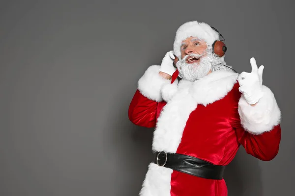 Weihnachtsmann Hört Weihnachtsmusik Auf Farbigem Hintergrund — Stockfoto