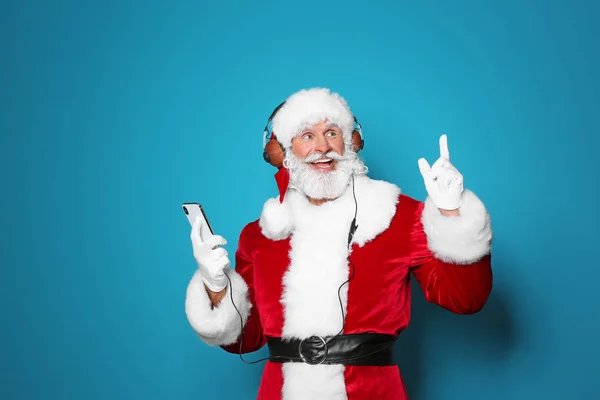 Papai Noel Ouvindo Música Natal Fundo Cor — Fotografia de Stock