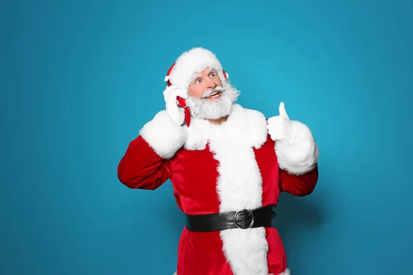 Papai Noel Ouvindo Música Natal Fundo Cor — Fotografia de Stock