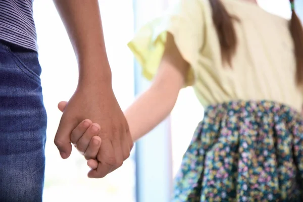 Niños Tomados Las Manos Sobre Fondo Borroso Primer Plano Concepto —  Fotos de Stock