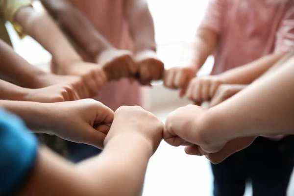Små Barn Att Sätta Sina Händer Tillsammans Närbild Unity Konceptet — Stockfoto