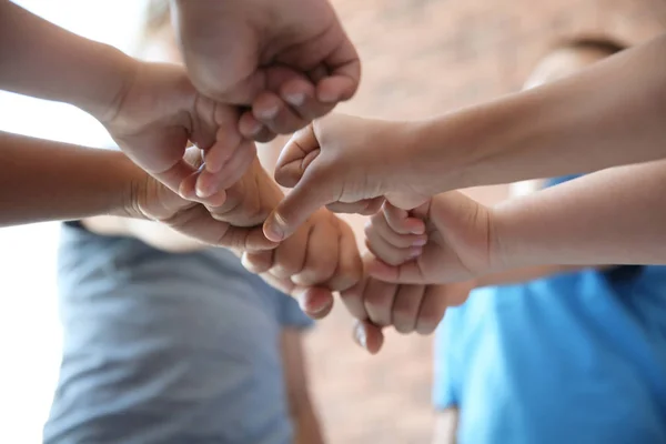 Crianças Pequenas Juntando Mãos Fundo Turvo Conceito Unidade — Fotografia de Stock