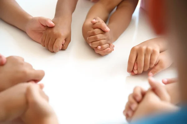 Crianças Mãos Dadas Mesa Perto Conceito Unidade — Fotografia de Stock