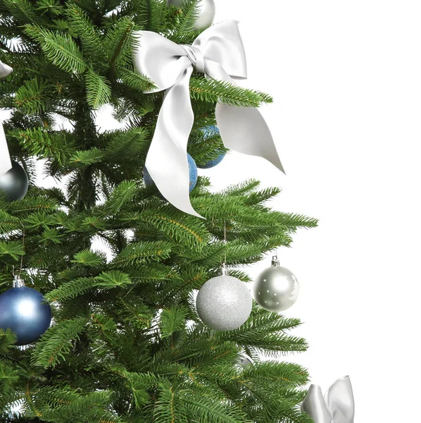 美丽的装饰圣诞树白色背景 — 图库照片