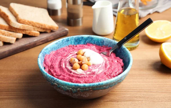 Kom Met Lekkere Romige Bieten Hummus Houten Tafel — Stockfoto