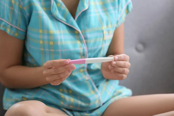 妊娠検査 クローズ アップを持つ若い女性 婦人科 — ストック写真