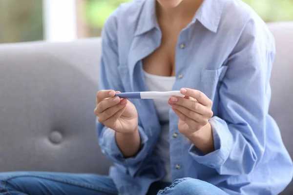 Młoda Kobieta Test Ciążowy Domu Ginekologia — Zdjęcie stockowe