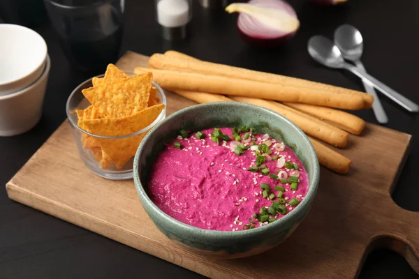 Cuenco Con Sabroso Hummus Remolacha Palitos Pan Patatas Fritas Mesa — Foto de Stock