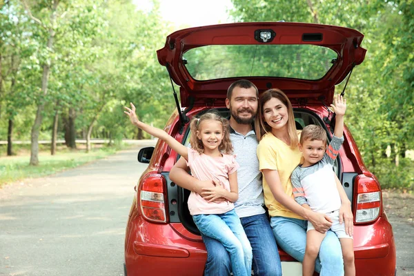 Glückliche Familie Mit Kindern Und Auto Freien Gemeinsam Auf Roadtrip — Stockfoto