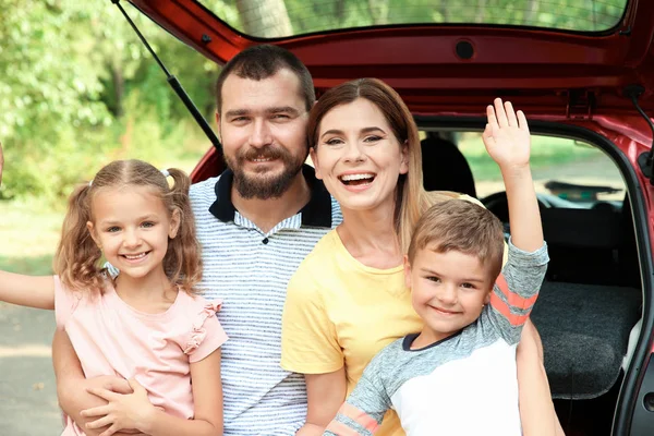 Famiglia Felice Con Bambini Vicino Auto All Aperto Fare Viaggio — Foto Stock