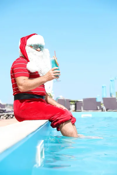 Havuzu Resort Yakınındaki Kokteyl Ile Otantik Noel Baba — Stok fotoğraf