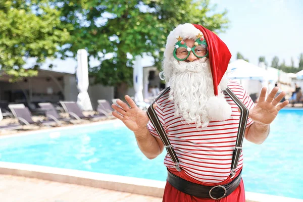 Настоящий Санта Клаус Смешных Очках Курорте — стоковое фото