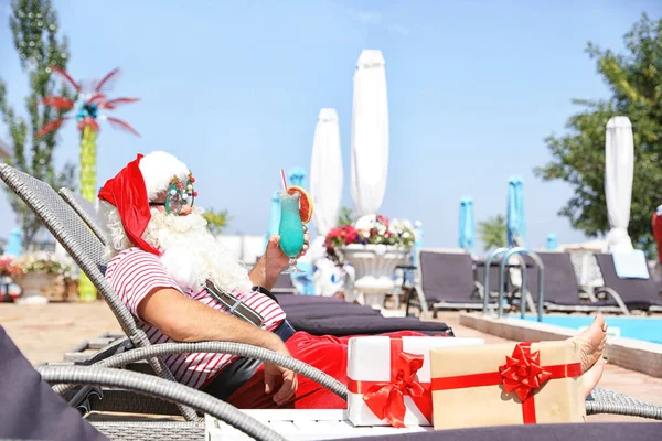 Настоящий Санта Клаус Коктейлем Лежащим Шезлонге Курорта — стоковое фото