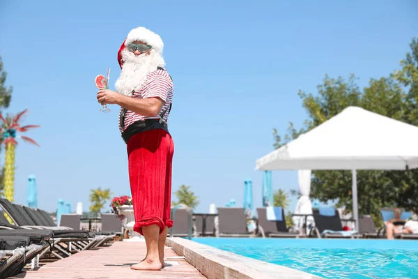 Autêntico Papai Noel Com Coquetel Perto Piscina Resort — Fotografia de Stock