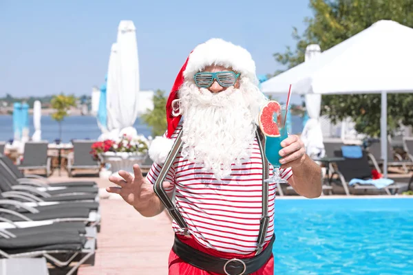 Настоящий Санта Клаус Коктейлем Бассейна Курорте — стоковое фото