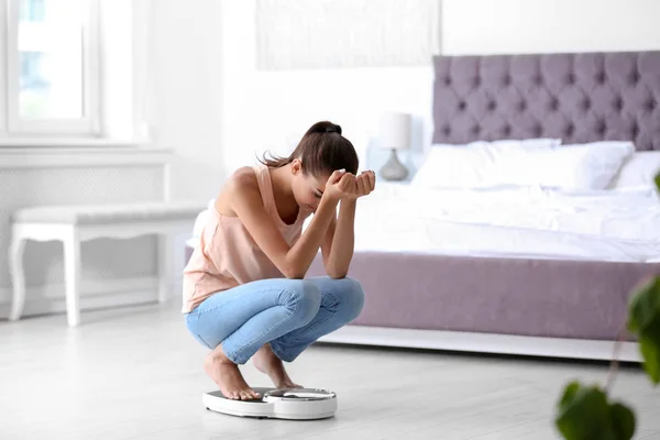 Несчастная Молодая Женщина Измеряет Свой Вес Используя Весы Дома Мотивация — стоковое фото