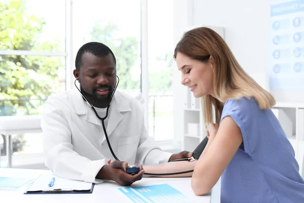 Genç Afrikalı Amerikalı Doktor Hastanın Nabzı Kan Basıncı Hastanede Kontrol — Stok fotoğraf