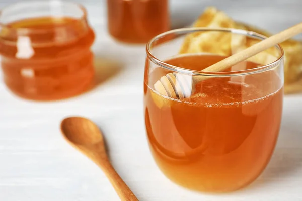 Glas Mit Süßem Honig Und Löffel Auf Dem Tisch Nahaufnahme — Stockfoto
