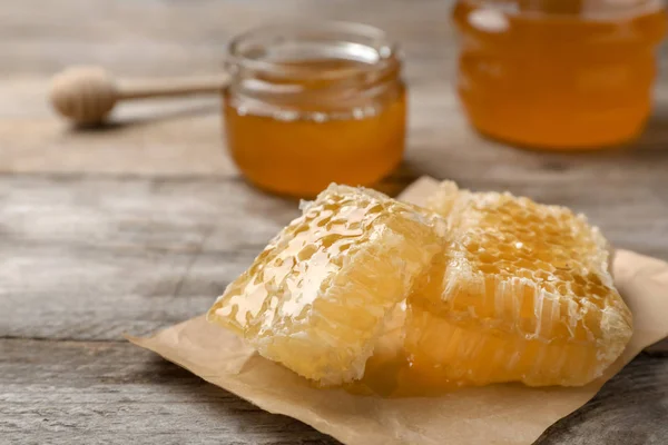 Färsk Honeycomb Träbord Närbild — Stockfoto