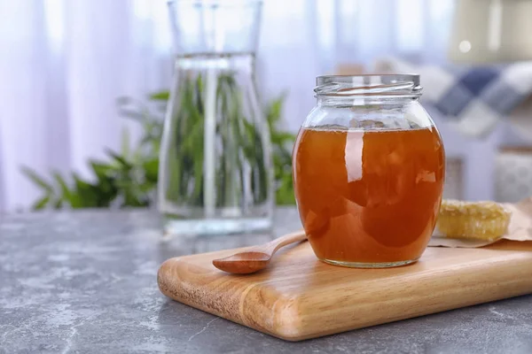 Glazen Pot Met Zoete Honing Lepel Een Houten Bord — Stockfoto