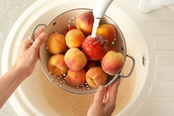 Mulher Lavar Pêssegos Doces Frescos Cozinha — Fotografia de Stock