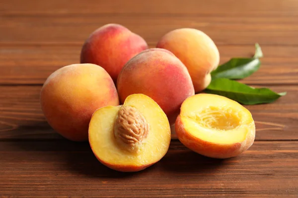 Fresh Sweet Peaches Wooden Table Closeup — Stock Photo, Image