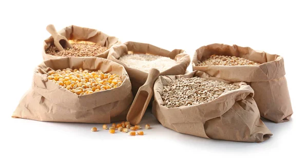 Bolsas Papel Con Diferentes Tipos Granos Cereales Sobre Fondo Blanco — Foto de Stock