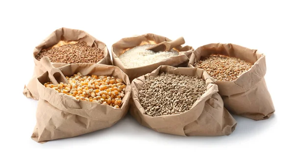 Bolsas Papel Con Diferentes Tipos Granos Cereales Sobre Fondo Blanco —  Fotos de Stock