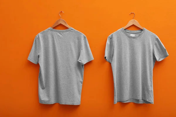 色の背景上の空白の シャツ ハンガー デザインのモックアップ — ストック写真