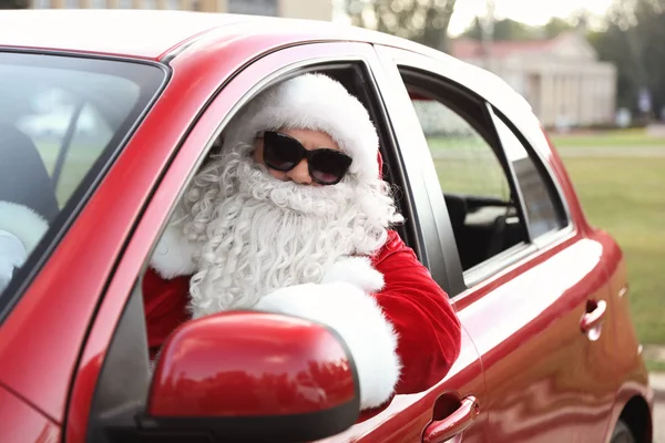 Papai Noel Autêntico Com Óculos Sol Carro Condução Vista Fora — Fotografia de Stock