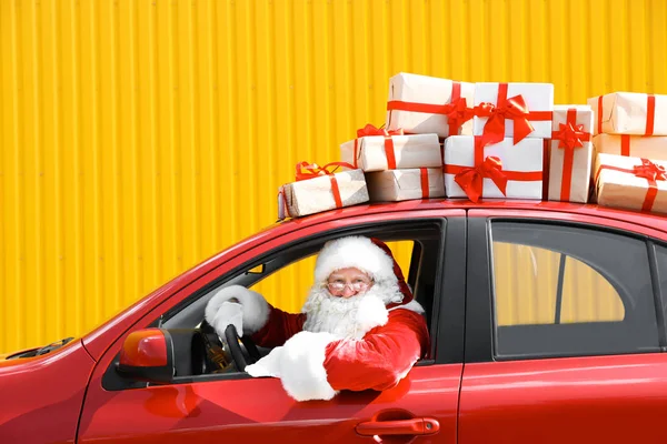 Autentico Babbo Natale Guida Auto Rossa Con Scatole Regalo Vista — Foto Stock
