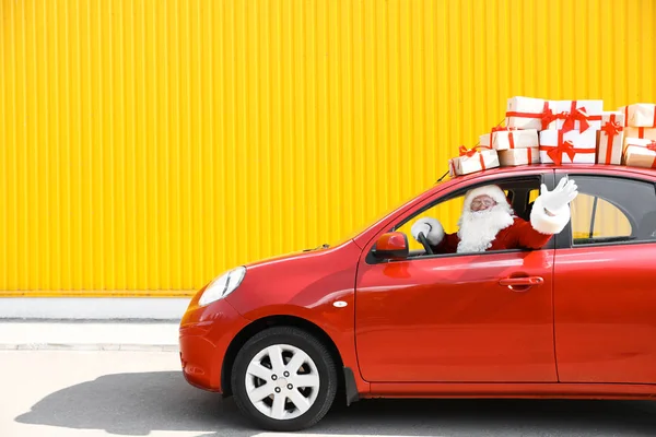 Autêntico Papai Noel Dirigindo Carro Vermelho Com Caixas Presente Vista — Fotografia de Stock